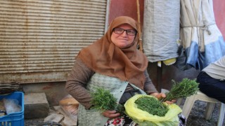 Sabah ezanı sonrası toplanıyor, kokusu cezbediyor