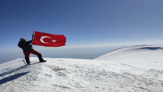 Aydınlı dağcı, Türkiye'nin çatısına tırmandı