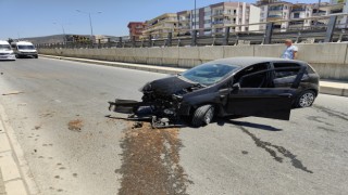 Bariyerlere çarparak duran otomobilin sürücüsü kayıplara karıştı