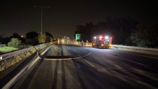 Doğalgaz yüklü tır devrildi, otoyol trafiğe kapatıldı