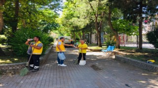 Temizlik işçilerinin sıcakla mücadelesi başladı