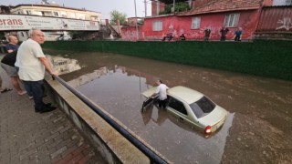 Göle dönen alt geçide giren otomobil sulara gömüldü