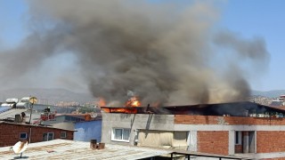 Koskoca çatı saniyeler içinde alevlere teslim oldu 