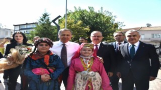 Bakan Yerlikaya'ya Aydın'da vatandaşlardan yoğun ilgi