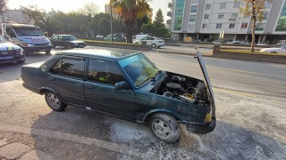 Seyir halindeki otomobildeki yangını itfaiye söndürdü