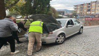 Araçtan bir anda dumanlar yükseldi, şoförün imdadına vatandaşlar koştu