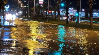 Kuşadası’nda sağanak yağış etkili oldu