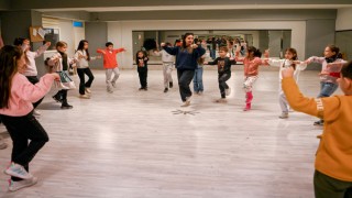 Farklı yörelere ait halk dansları Kuşadası’nda yaşatılıyor