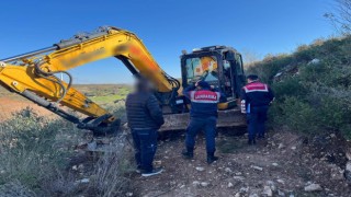 Hazine arazisinde kaçak kazıyı jandarma engelledi