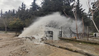 İsale hattı patladı, mezarlığı su bastı