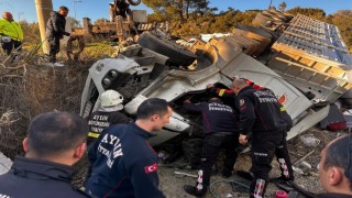 Kuşadası'nda virajı alamayan tır tarlaya uçtu