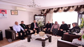 Vali Canbolat, ilk şehit öğretmen Akar'ın ailesine misafir oldu