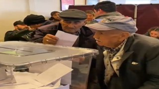 96 Yaşındaki İki Kardeş Sandık Başında: “Memleket İçin Geldik”