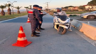 Bisiklet yolunu işgal eden motorcular jandarmadan kaçamadı