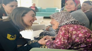 Jandarma bayramda yaşlı çınarları unutmadı