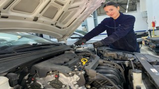 Oto tamirhanesinin üç üniversite diplomalı kadın ustası