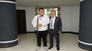 Başkan Tetik’ten Türkiye Şampiyonu otizmli gence klarnet hediyesi