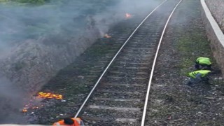 Demiryolunda yakarak temizlik çalışması vatandaşları tedirgin etti
