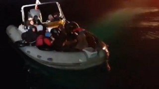 Didim’de sürüklenen bottaki 19 düzensiz göçmen kurtarıldı