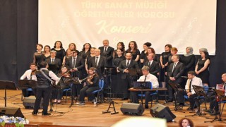 Efeler'de öğretmenlerden sanat dolu gece