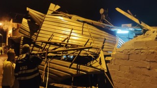 Fırtınada uçan su deposu, yan evin banyosuna düştü