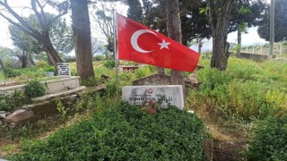 Şehit mezarı başında rengi solan bayrak yenisi ile değiştirildi