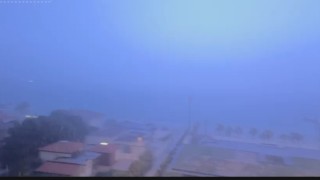 Şimşekler geceyi aydınlattı