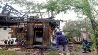 Sobadan çıkan yangında bir ev tamamen yandı