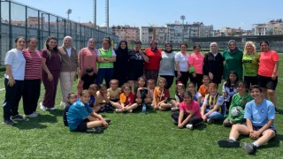 Anneler çocukları için sahaya çıktı