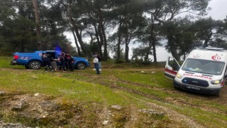 Çamura saplanan ambulansı jandarma kurtardı