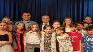 Cumhuriyet İlkokulu Öğrencilerinden “Bu Masal Bizim” Tiyatro Gösterisi Büyük Beğeni Topladı