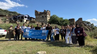 Üniversiteli gençler, tarihi Arpaz Kulesi’ne dikkat çekti