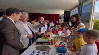 Atık malzemeler, öğrencilerin elinde sanata dönüştü