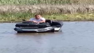 ATV ile girdiği gölde balçığa saplandı