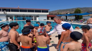 Başkan Erol yüzme kursuna katılan çocukların ilk gün heyecanına ortak oldu