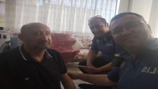 Görme engelli vatandaşın yardımına polis koştu
