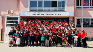 Jandarma sürprizle geldi, çocuklar sevindi