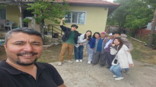 Kaza yapan Çinli kafileyi evinde ağırlayıp, sazla sözle eğlendirdi