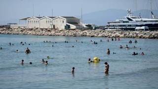 Kuşadası’nda sıcak havadan bunalanlar plajlara akın etti