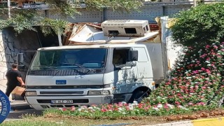 Nazilli’de Kamyon Alt Geçitte Sıkıştı