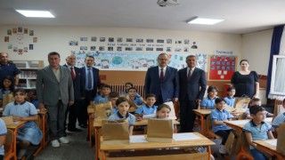 Öğrencilerin karnelerini Vali Canbolat verdi