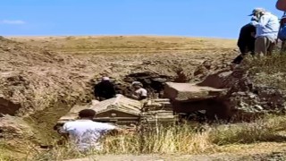 Tarlayı kazarak buldukları lahdi bırakıp kaçtılar