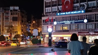 Akşam termometre 35'i gösterdi Aydınlılar serinlemek için meydana akın etti