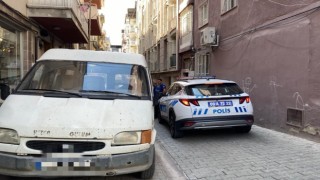 Eşini evde boğazında kemerle buldu