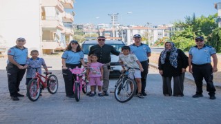 Bisiklet parası kazanmak için tezgah açan çocuklar, hayallerine erken kavuştu
