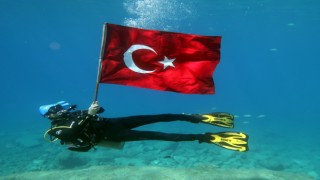Deniz dibinde Türk bayraklı 30 Ağustos kutlaması
