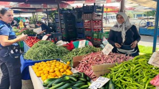 Efeler’de pazar yerlerinde fiyat etiketi denetimi