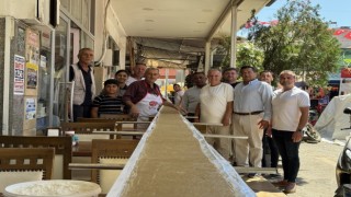 Karacasu'daki festivalde 13 buçuk metrelik tahinli pide yapıldı