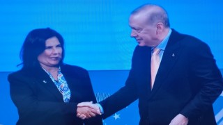Özlem Çerçioğlu, AK Parti rozetini taktı 
