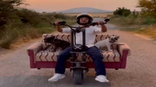 Scootere koltuk monte edip, köpekleriyle yolculuk yaptı